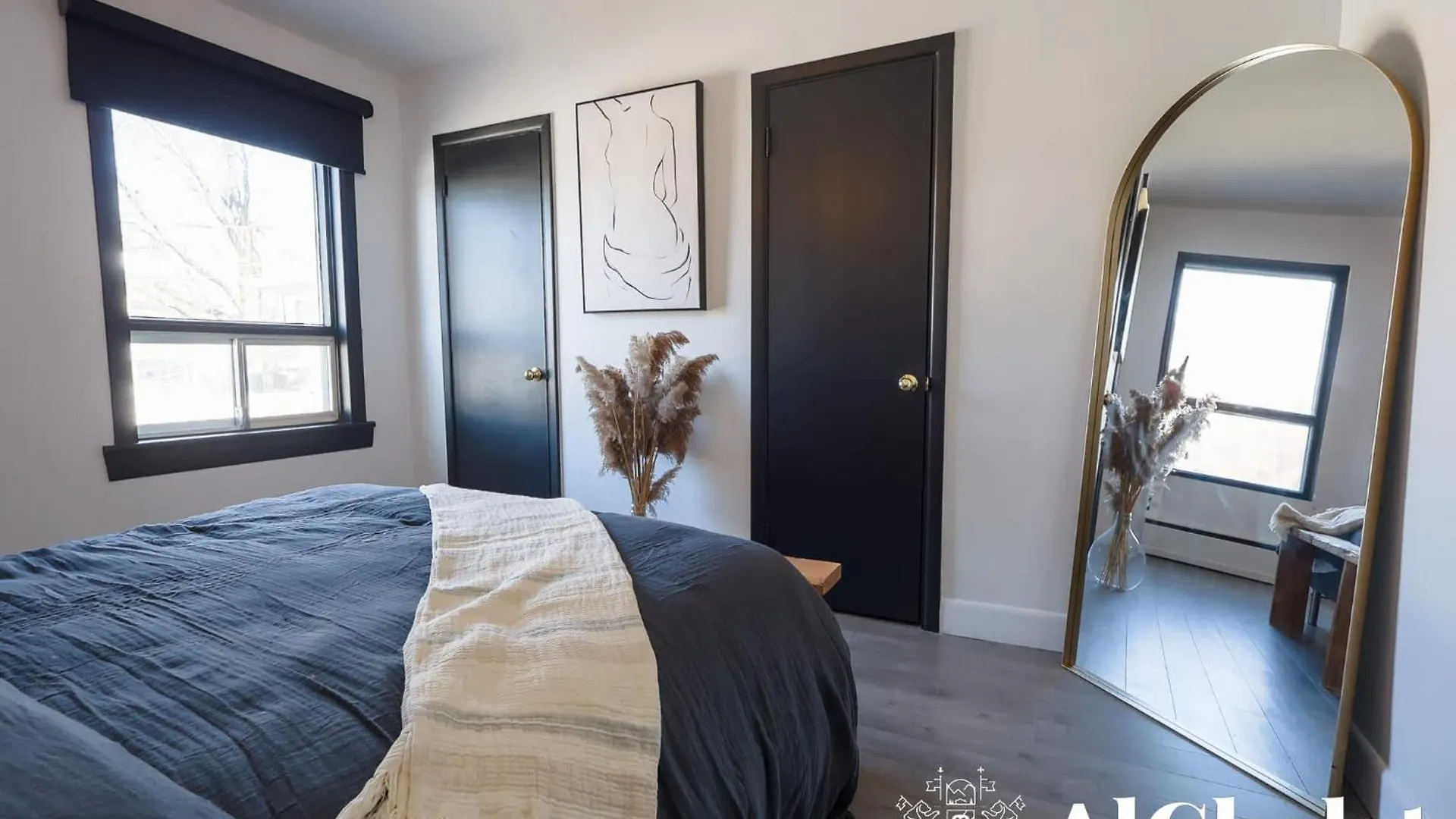 Ebony - Urban Elegance - Cozy Condo In The Heart Of Quebec Canada